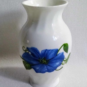 JP554. Vintage Aynsley China Chelsea Flowers Small Bud Vase. Tracked Global Shipping