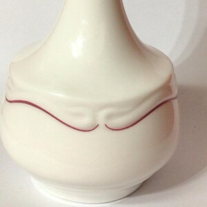 JP598 Vintage Wedgwood Metallised Bud Vase. Bone China, Made in England.
