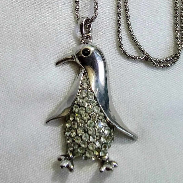 Grand pendentif pingouin vintage ton argent F177 avec des accents de pierres claires. Chaîne extra longue. Surface polie. Livraison internationale gratuite