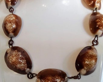 Collana girocollo vintage in conchiglia di ciprea C177. Anni '50. Raro ritrovamento. Idea regalo.