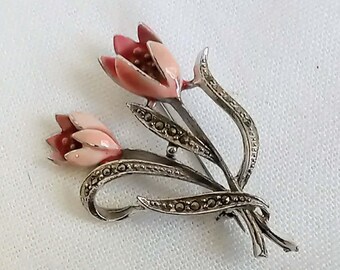 JP3409 Vintage Silber Ton Tulpe Blumenbrosche. Emaille Blüten und Markasiten Akzente. um 1980