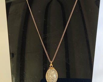 JP3663 Vintage gouden metalen ketting en hanger. ca. jaren 1980.