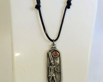 JP3666 Vintage tinnen cartouche met afbeelding van de god Amun. ca. jaren 1980.