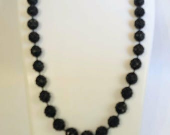 JP3665 Vintage zwarte plastic kralenketting. Enkele streng. ca. jaren 1950