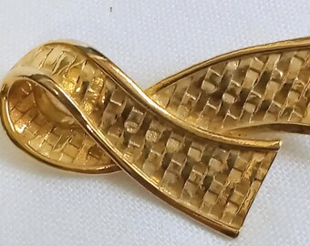 JP3408 Vintage Gold Tone Schleifenbrosche. Strukturmuster . um 1980