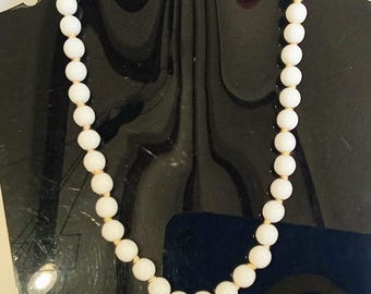 JP3653 Vintage White Glass Beaded Necklace. Single Strand. c1950s