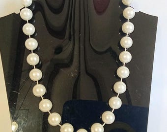 JP3645 Vintage Resin Faux Pearl Beaded Necklace. Single Strand. c1970s