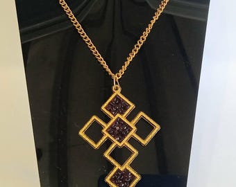 JP3646 Vintage Gold Tone Metal Pendant and Chain. c1980s.
