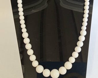 JP3650 Resin White Beaded Necklace. Single Strand. c1950s