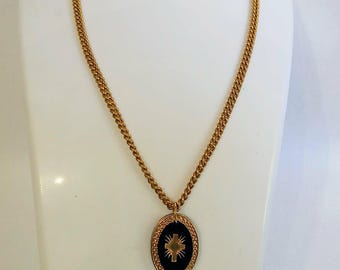 JP3664 Vintage gouden ketting en hanger. Religieus thema. ca. jaren 1980.