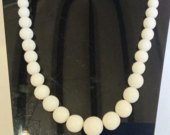 JP3644 Vintage WhiteGlass Beaded Necklace. Single Strand. c1950s