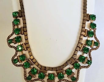 JP3594 Vintage Gold Tone Beaded Necklace. Green Glass Stones. c1950s