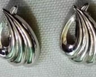 G32 On Original card, New Old Stock Beau Sterling Silver lightweight Clip-on Earrings. Free Global Shipping