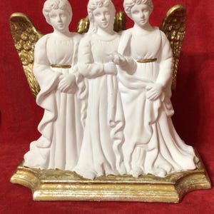 CD17 Vintage de la década de 1990, "Pacific Rim". Tres ángeles blancos con alas doradas sobre una base dorada. Dos candelabros de China. Ideal para regalar.