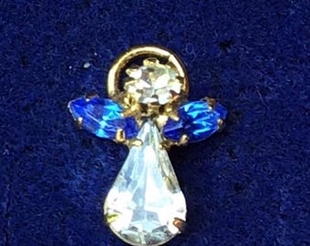 X154 Vintage feestelijke broche/speld (druksluiting). Goudkleurig met gekleurd en helder glas. Klein engeltje. Ca. 1980. Kerstthema