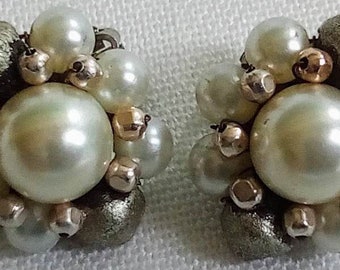 Boucles d'oreilles clip G36 vintage des années 1950 en fausses perles, importées du Japon. Livraison internationale gratuite