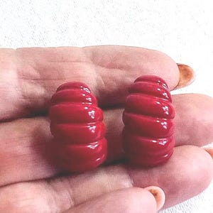 JP687 ヴィンテージ ネイピア イヤリング。クリップ式とスクリューバック式。レッドリブルーサイト。追跡付きグローバル配送