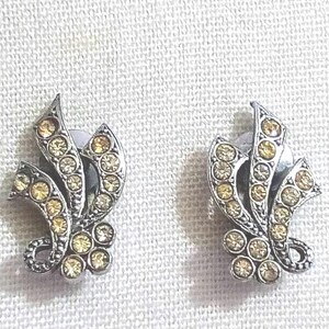 Pendientes vintage G88 en tono plateado. Estilo clip. Piedras decorativas en amarillo pálido. Envío con seguimiento.