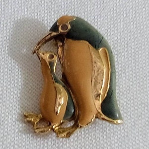 K176 Vintage 1980&#39;s High Quality Enamel Penguin Brooch. Gold Tone Mount. Tracked Shipping