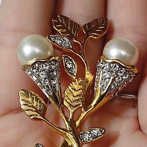 K264 Vintage Unsigned Beauty  Faux Pearl, Rhinestone with Gold tone Flower Brooch. Tracked shipping.