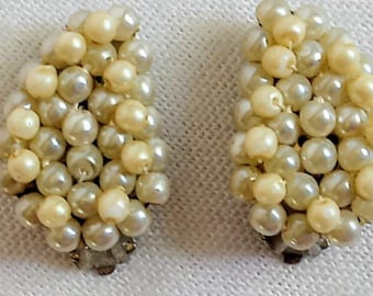 Boucles d'oreilles vintage JP2911 en fausses perles. Modèle à clip. Années 1950 environ.