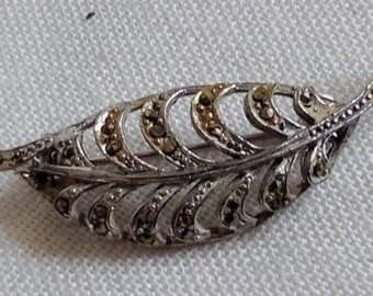 Z144 Vintage Gold Tone Flower Brooch. Small Size. C1960's