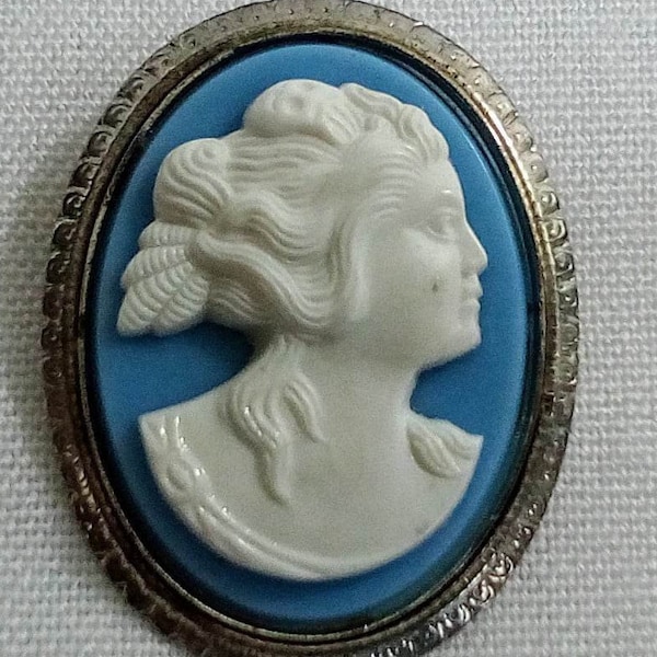 F53 Vintage Faux Cameo Brosche/Anhänger. Wedgwood Blau und Weiß. Silberfarbene Fassung. Kostenloser weltweiter Versand