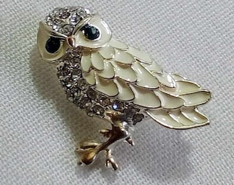 A52 New Old Stock. Vintage Very Attractive Silver Tone & Cream Enamel Owl Brooch with Clear Stone Accents. Unsigned Beauty. Tracked Shipping