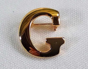 AB199  Vintage Gold Tone Brooch. Letter &quot;G&quot; Brooch. New Old Stock. Tracked Shipping