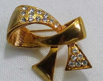 JP87. l Vintage Gold Tone Twisted Ribbon Brooch. Clear Stone Accents Free Global Shipping.