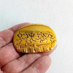 JP114。ヴィンテージ ゴールド トーンのブローチ/ペンダント。WLCJ のトーラ基金キャンペーン。M Katz Jerusalem の刻印入り。追跡付き配送