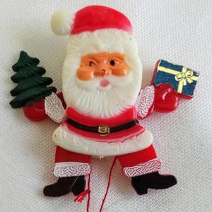 Broche vintage de Papai Noel em resina, modelo X210. Articulado. Década de 1970. Presente de Natal.