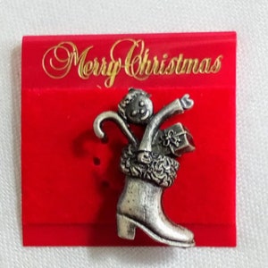 X125a Spilla festiva color argento, stile stivale natalizio, anni '90 circa. Nuovo, vecchio stock. Regalo di Natale