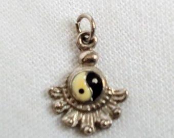 yingyang様 JP784 Vintage Silver Tone Ying/yang Pendant. Small Size