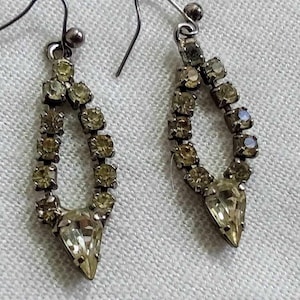 H50 Vintage 1950&#39;s Dangle Earrings. Pierced Ears. Sparkling Rhinestones. Tracked shipping