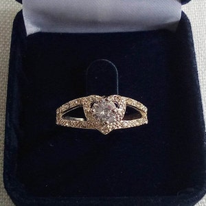 J39 Pretty Vintage Silver 925 Ring with Heart Shaped Center with Round Clear Stone and Smaller Accents. US size 8.  Tracked Global Shipping.