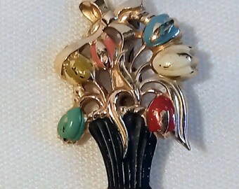 JP3419 Vintage Gold Ton Blumen im Korb Brosche. Emaille Akzente. um 1960