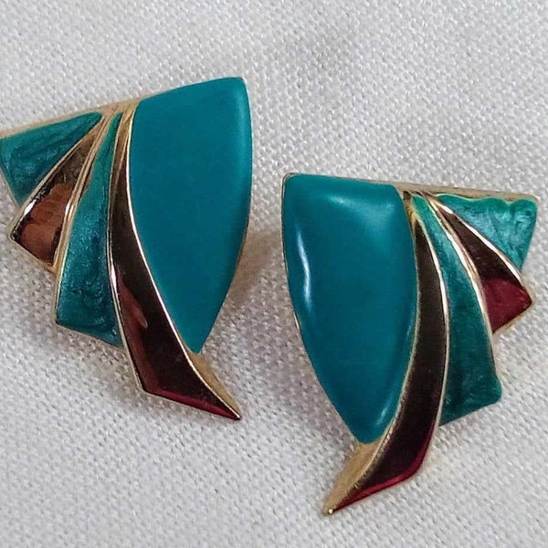 JP810. Attractive Vintage Gold Tone and Turquoise Enamel Earrings. Diva Style. Pierced Ears. Free Global Shipping