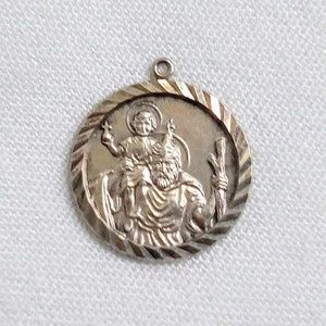 JP433 Vintage gemerkte zilveren Sint-Christoffelhanger bijna 3 cm. Heeft bovenaan een baal nodig. Wereldwijde verzending met tracking