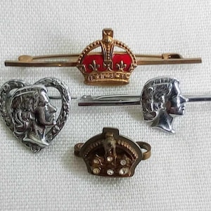 K233 Vintage Kollektion Broschen/Pins. 2 x Queen Elizabeth II Krönung. 2 xbritische Kronen. Weltweiter Versand verfolgt