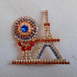 C153 Vintage Gold Tone Eiffel Tower Paris Brooch. Coloured Stone Accents. C1990's. New Old Stock. Gift Idea