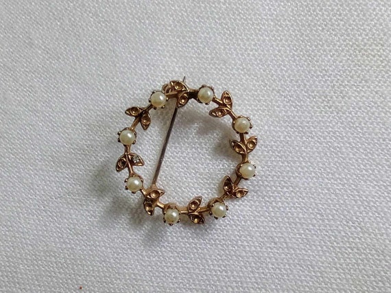 JP320. Vintage Gold Tone Wreath Brooch with Faux … - image 6