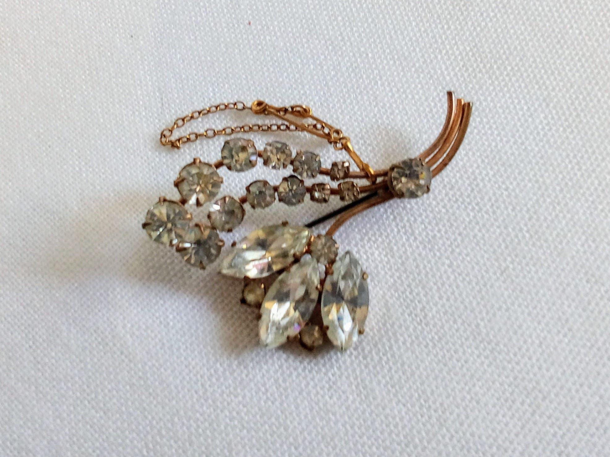 Z179a Vintage Gold Tone Flower Brooch. Clear Stones. Safety Chain