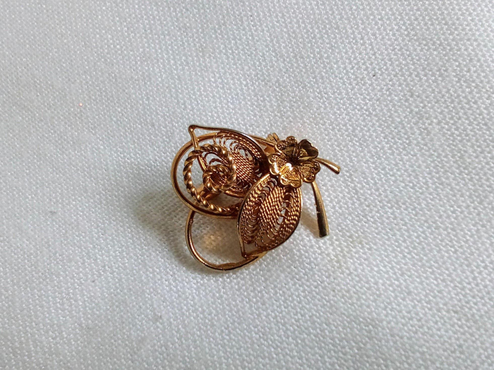 Z144 Vintage Gold Tone Flower Brooch. Small Size. C1960's