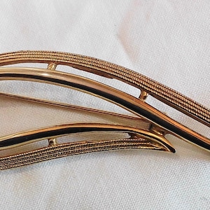 K264a Vintage grote goudkleurige Sarah Coventry Swirl-broche. Verzending met tracking.
