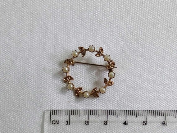 JP320. Vintage Gold Tone Wreath Brooch with Faux … - image 3