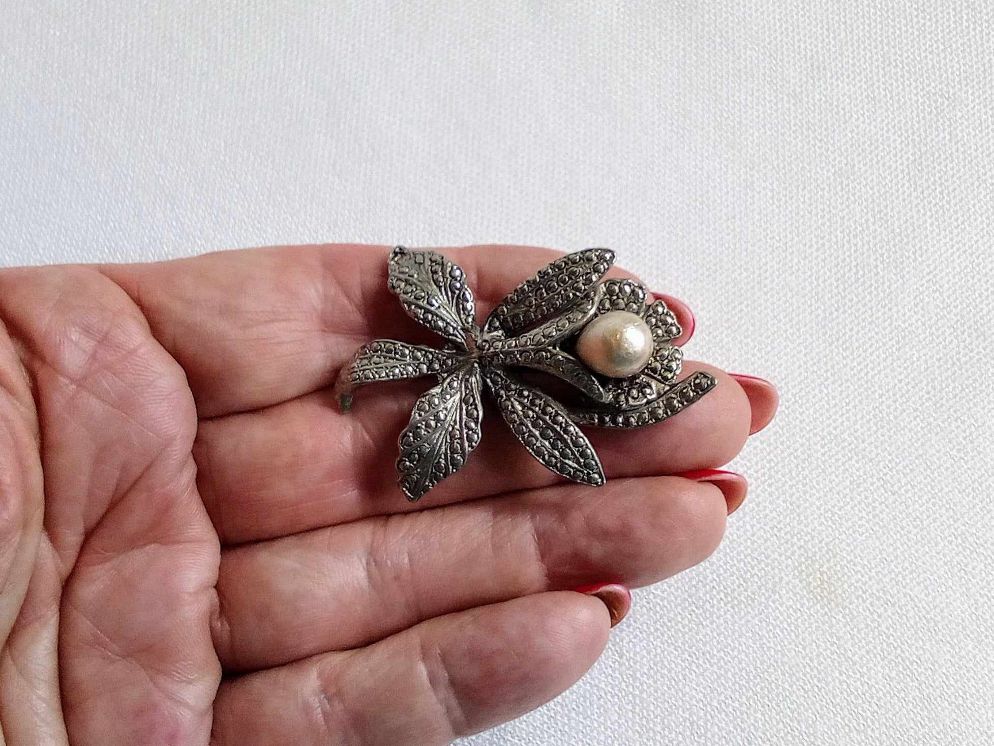 JP422. Vintage Silver Tone Flower Brooch With Faux Pearl