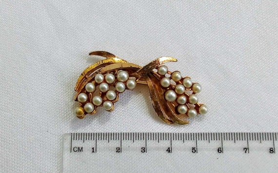 C106 Lovely Vintage Gold Tone Pearl Floral Spray … - image 3