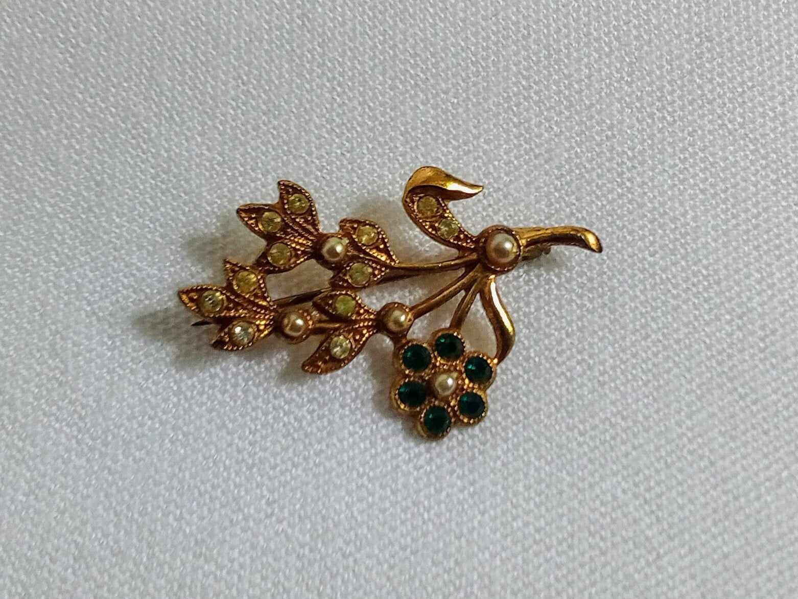 JP182. Pretty Vintage Gold Tone Flower Brooch. Coloured and