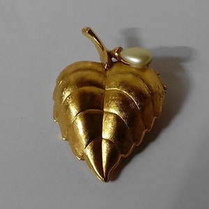 K234 Vintage Avon Faux Pearl and Gold Tone Leaf Shaped Perfume Locket Brooch. Tracked Shipping.